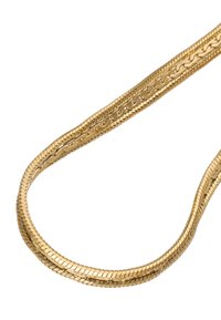 Gouden ketting met een platte, gestructureerde uitstraling, met gladde en gevlochten schakels, die een glanzende afwerking en intrigerende details laat zien.