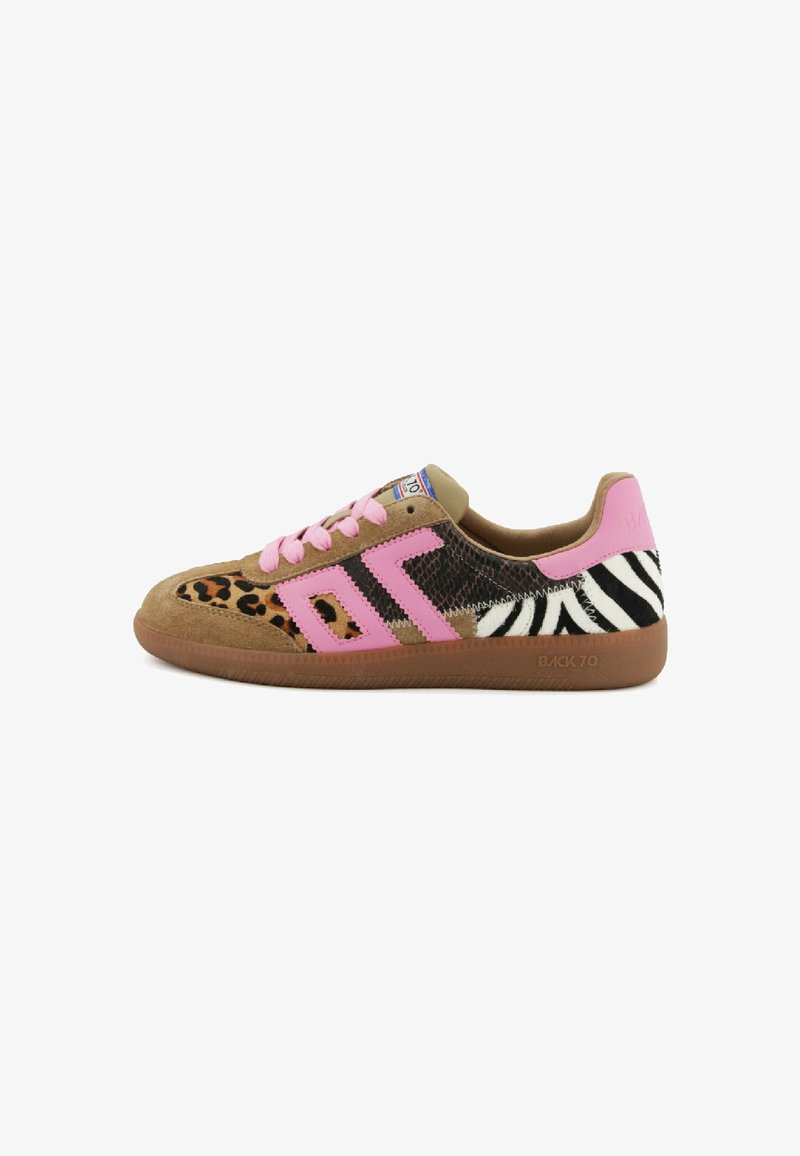 Sneaker basse con motivi leopardati, a serpente e zebra, dettagli rosa, lacci rosa e suola in gomma marrone.