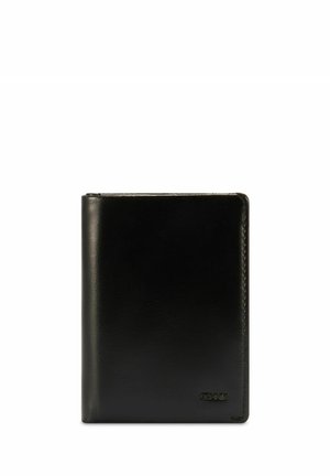 Czarny skórzany portfel o gładkiej fakturze, z dwukrotnym złożeniem i wytłoczonym logo w prawym dolnym rogu. Prosty i funkcjonalny wygląd.