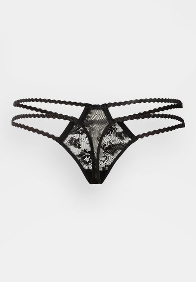 Fekete csipke tanga virágmintával, több pántos részlettel és hullámos szegélyekkel, amelyek geometriai alakzatot alkotnak. Áttetsző hálós anyag hátul.