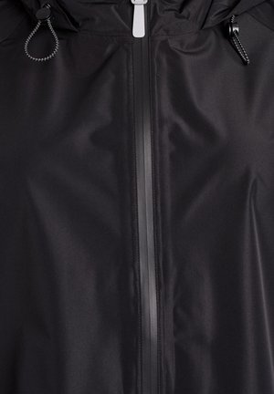 Melna ūdensizturīga jaka ar gludu tekstūru, priekšā rāvējslēdzēju ar atstarojošu joslu un regulējamu kapuci ar auklu.