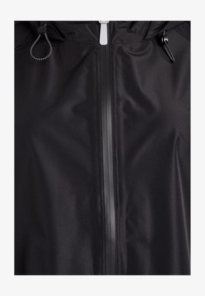 Schwarze wasserdichte Jacke mit glatter Textur, Frontreißverschluss mit reflektierendem Streifen und verstellbarer Kordelzugkapuze.