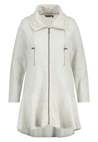 Chaqueta de cremallera gris claro con un alto cuello, detalles con cordón, un dobladillo acampanado y mangas largas, hecha de una tela suave y texturizada.