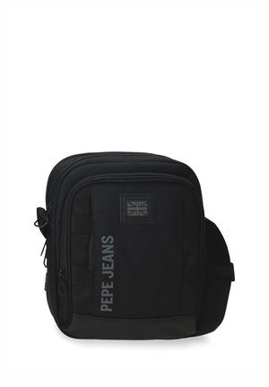 Bolso bandolera negro de Pepe Jeans con múltiples compartimentos con cremallera y un parche con la bandera británica en la parte frontal.