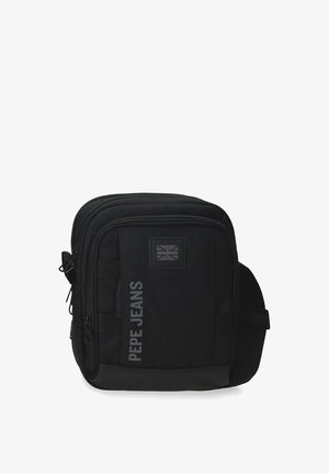 Bolso bandolera negro de Pepe Jeans con múltiples compartimentos con cremallera y un parche con la bandera británica en la parte frontal.