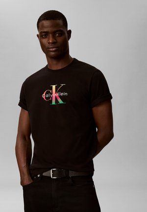 Calvin Klein Jeans 20S CK PRIDE26 GRAPHIC CLASSIC  - Μπλουζάκι με στάμπα - black