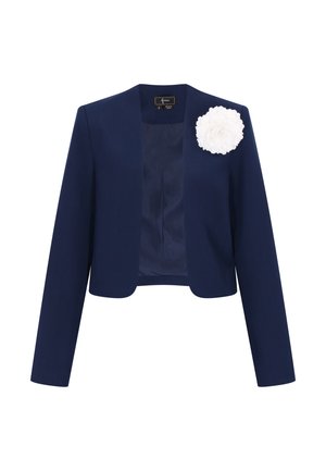 Blazer scurt albastru marin cu mâneci lungi și o broșă florală albă mare pe umărul stâng.