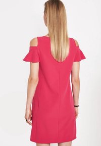 Rosa schulterfreies Kleid mit Rüschendetails an den Ärmeln, gerader Schnitt und glatter Textur. Entworfen für eine taillierte Silhouette.