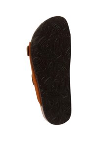 Chaussure en cuir marron à enfiler présentant une semelle en caoutchouc noire texturée avec des motifs ovales et un bout arrondi renforcé.