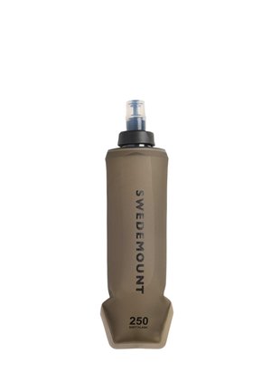 Botella de agua marrón blanda con tapa negra y boquilla de plástico transparente, etiquetada con "Swedemount" y "250 Soft Flask."