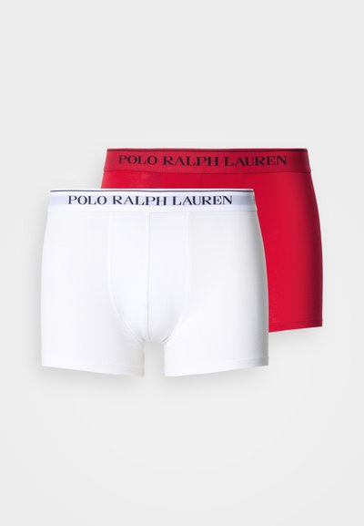 To par bokserbriefs: ett hvitt med en marineblå midjebånd og logo, ett rødt med et svart midjebånd og logo. Glatt stofftekstur.