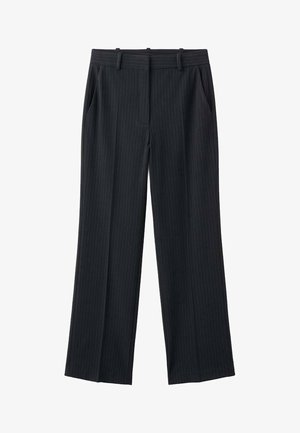 Pantaloni sartoriali neri a righe sottili con passanti per cintura, tasche laterali e gambe dritte e larghe.