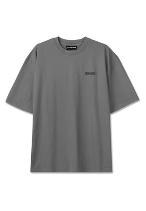 Graues, kurzärmeliges, oversized T-Shirt mit kleinem schwarzem "PEGADOR"-Logo und Schriftzug auf der linken Brust.