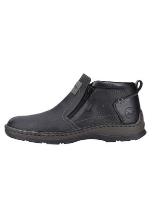 Bottine en cuir noir à fermeture éclair sur le côté, finition texturée, couture grise contrastante et accent de talon renforcé.