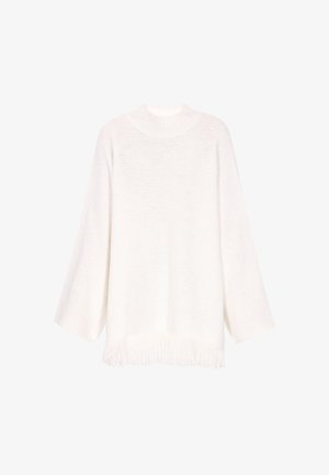 Fehér kötött pulóver magas nyakkivágással, széles ujjakból és textúrált anyagból, rojtos szegéllyel a kiemelt részletekért.