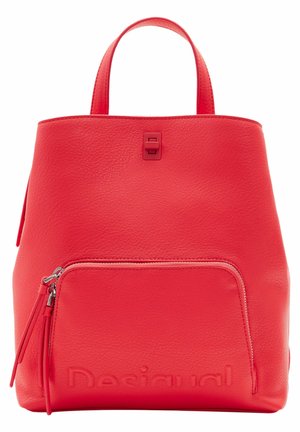 Sac à main en cuir rouge avec poignée supérieure, poche zippée à l'avant et nom de marque embossé « Desigual » sur le panneau avant inférieur.