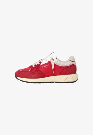 Sneaker rossa in suede con accenti bianchi, punta rotonda, design con lacci e una suola intermedia testurizzata con suola esterna in gomma nera.