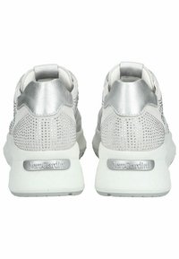 Grå og sølv sneakers med en struktureret mesh-overdel, metalliske detaljer og en hvid sål med branding på hælen.