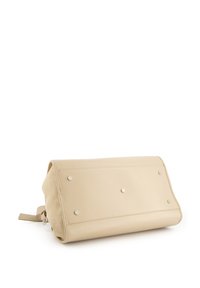 Beige Lederhandtasche mit glatter Textur, ausgestattet mit silbernen Hardware-Akzenten und einer gerollten Form. Flach mit einem sicheren Verschluss an der Oberseite.