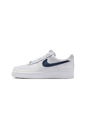 Hvid Nike Air Force 1 lavsko med navyblåt swoosh-logo og perforeret tå på hvid baggrund.