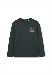 Chemise à manches longues vert foncé avec col rond et petite impression sur la poitrine d'un véhicule, "TIMBERLAND 1973," et le texte "BUILT FOR BOLD."