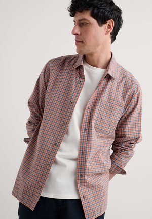 Camisa de cuadros en tonos naranja y azul, hecha de tela ligera. Presenta un cierre de botones, bolsillo en el pecho y mangas largas.