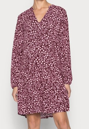 Robe bordeaux à manches longues et décolleté en V, ornée d'un motif floral rose. Coupe ample avec un ourlet à volants, fabriquée à partir d'un tissu léger.