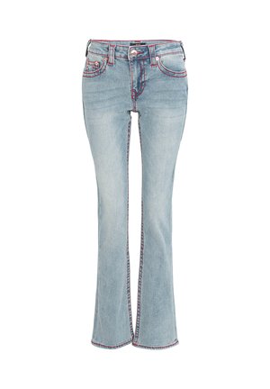 Lichtblauwe spijkerbroek met rode stiksels, ontwerp met vijf zakken, knoopsluiting en lichte uitlopende pijpen aan de onderkant.