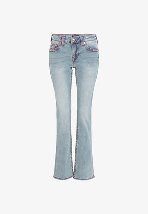 Jean en denim bleu clair avec coutures rouges, conception à cinq poches, fermeture par bouton, et légère évasement au bas des jambes.