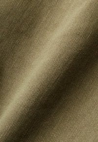 Grüner Stoff mit einer strukturierten Webart, die einen subtilen Glanz und eine glatte Oberfläche zeigt. Die Farbe ist ein gedämpfter Olivton.