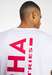 Alpha Industries BACK - Majica kratkih rukava s printom - white/red