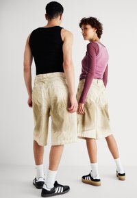 Jaded London SAND OIL WASH JORTS UNISEX - Τζιν σορτς - sand