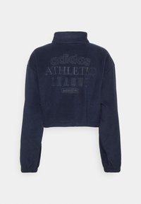 Marinblå kort fleece-pullover med hög krage och "adidas ATHLETIC LEAGUE" broderat på baksidan.