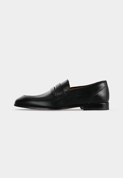 Ανδρικό loafers από μαύρο δέρμα με χαμηλό τακούνι, κομψό σχεδιασμό και λεπτομέρεια με λουράκι πάνω μέρος με το λογότυπο της μάρκας ανάγλυφο.