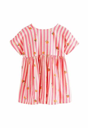 Różowa i biała sukienka w pionowe paski na krótkie rękawy z marszczonym pasem, ozdobiona drobnym wzorem pomarańczowych owoców i kwiatów.