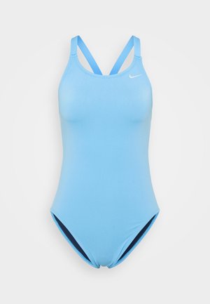 Maiô de uma peça azul claro com uma textura suave, apresentando alças cruzadas, decote redondo e um design sólido. Inclui um discreto logotipo da marca.