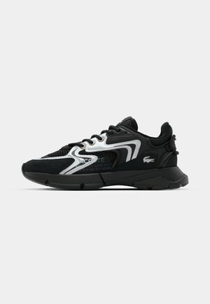Zapatillas deportivas negras con parte superior de malla, acentos plateados, paneles texturizados y suela acolchada. Cuenta con cordones y un logo en el costado.