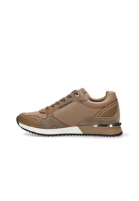 Braune Sneakers aus Leder und Wildleder. Zu den Merkmalen gehören ein strukturiertes Obermaterial, ein Schnürdesign und ein metallischer Akzent an der Ferse.
