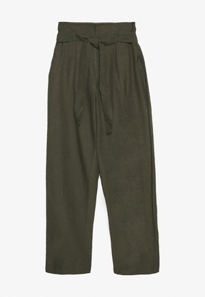 Olivgrüne, hoch sitzende Hose mit weitem Bein, ausgestattet mit einem Stoffgürtel und weicher Textur. Keine sichtbaren Taschen.