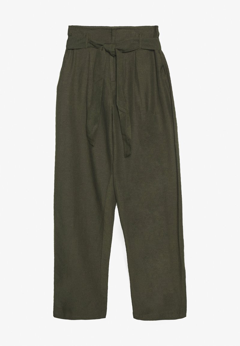 Pantalons olive vert, taille haute, avec une coupe évasée, dotés d'une ceinture en tissu et d'une texture douce. Pas de poches visibles.