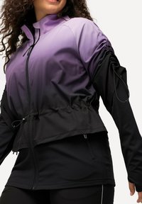 Giacca sportiva viola con effetto ombré e accenti neri, dotata di chiusura a zip, vita fasciante e maniche gather con cordini regolabili.