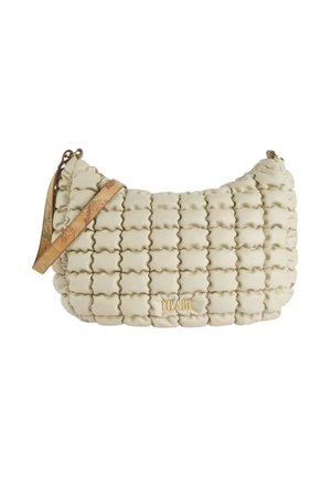 Borsa a spalla trapuntata beige con forma arrotondata, texture morbida e un accento in logo dorato; presenta una tracolla marrone a contrasto.
