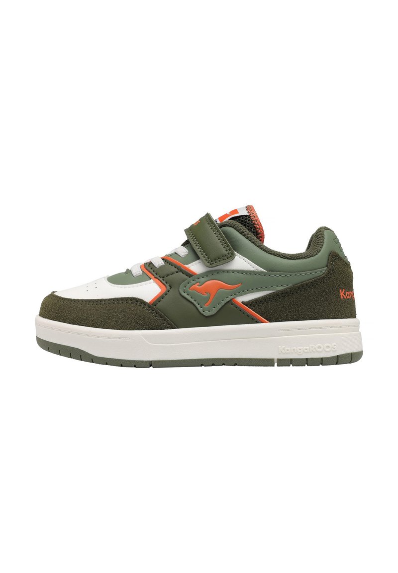 Grüne und weiße Sneaker mit einem Obermaterial aus Wildleder und Synthetik, ausgestattet mit einem orangefarbenen Akzent, einem Klettverschluss und einer strukturierten Gummisohle.