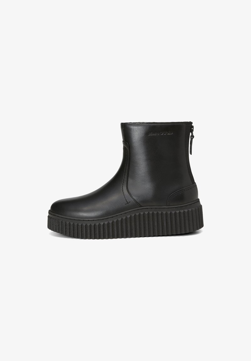 Botte en cuir noire mi-mollet avec une semelle épaisse à rainures et une fermeture éclair à l'arrière, présentant un branding discret sur le côté extérieur.