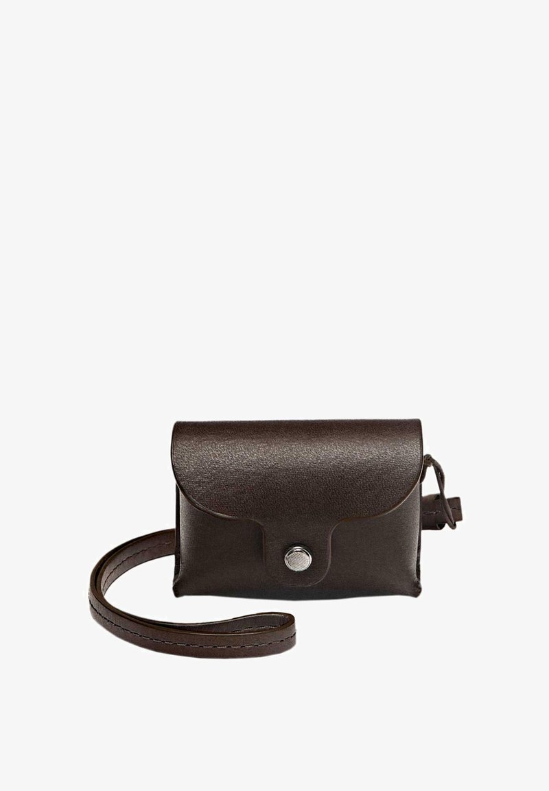 Borsa a tracolla in pelle marrone con chiusura a pattina, bottone a pressione in argento e tracolla rimovibile. Texture liscia, forma rettangolare compatta.