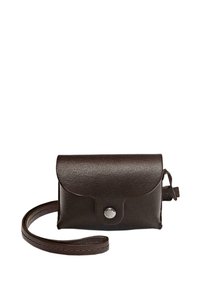 Borsa a tracolla in pelle marrone con chiusura a pattina, bottone a pressione in argento e tracolla rimovibile. Texture liscia, forma rettangolare compatta.