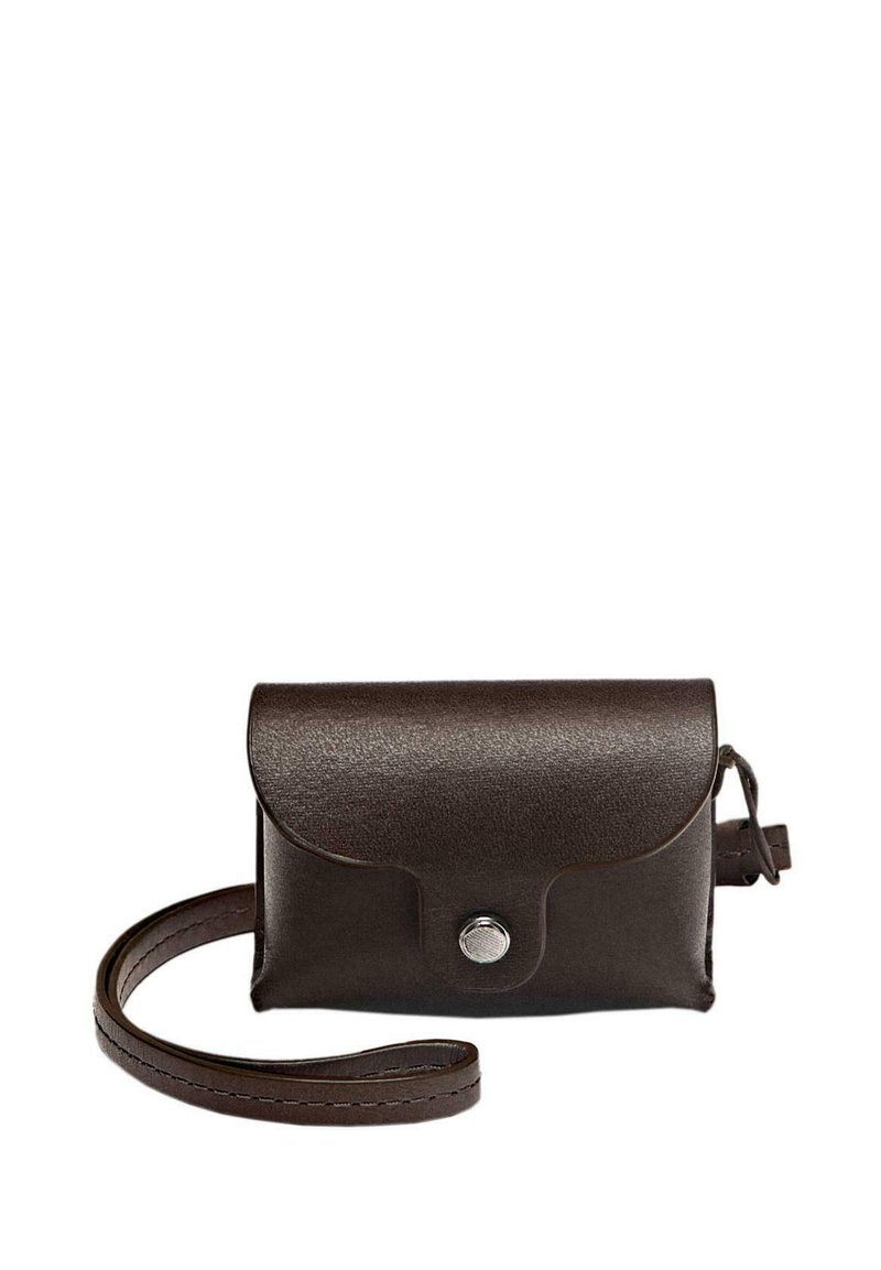 Borsa a tracolla in pelle marrone con chiusura a pattina, bottone a pressione in argento e tracolla rimovibile. Texture liscia, forma rettangolare compatta.