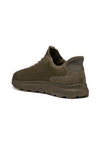 Sneaker verde oliva scuro con una parte superiore in maglia testurizzata, dettagli in suede liscio, linguetta al tallone e suola in gomma flessibile e con motivo.