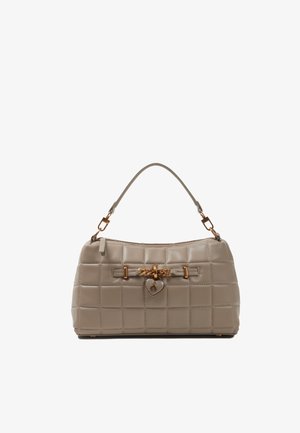 Beige gewatteerde handtas met gouden kettingaccent, hartvormige hanger en een enkele schouderband. Gladde leren textuur.