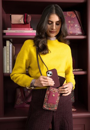 Pip Studio, PEGGY PHONE BAG IL RICAMO DARK - Telefoontasje - dark red